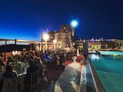 Il castello di Velona di notte, cena al ristorante