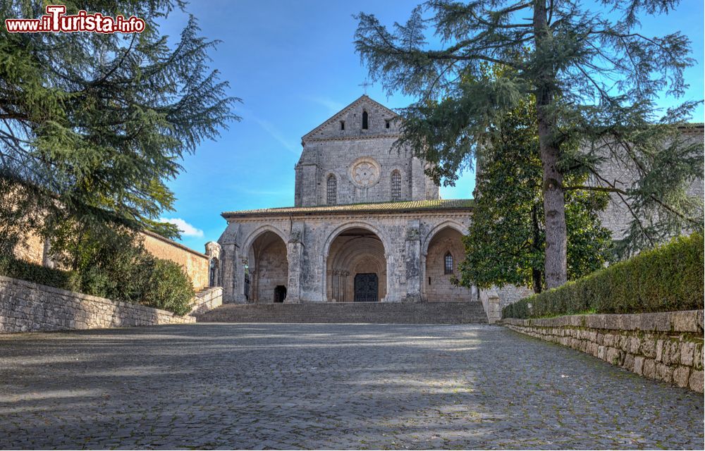 Immagine La solenne facciata dell'Abbazia di Casamari, chiesa in gotico cistercense a Veroli nel Lazio