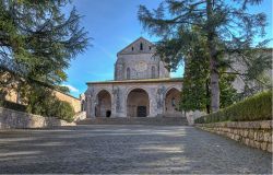 La solenne facciata dell'Abbazia di Casamari, chiesa in gotico cistercense a Veroli nel Lazio