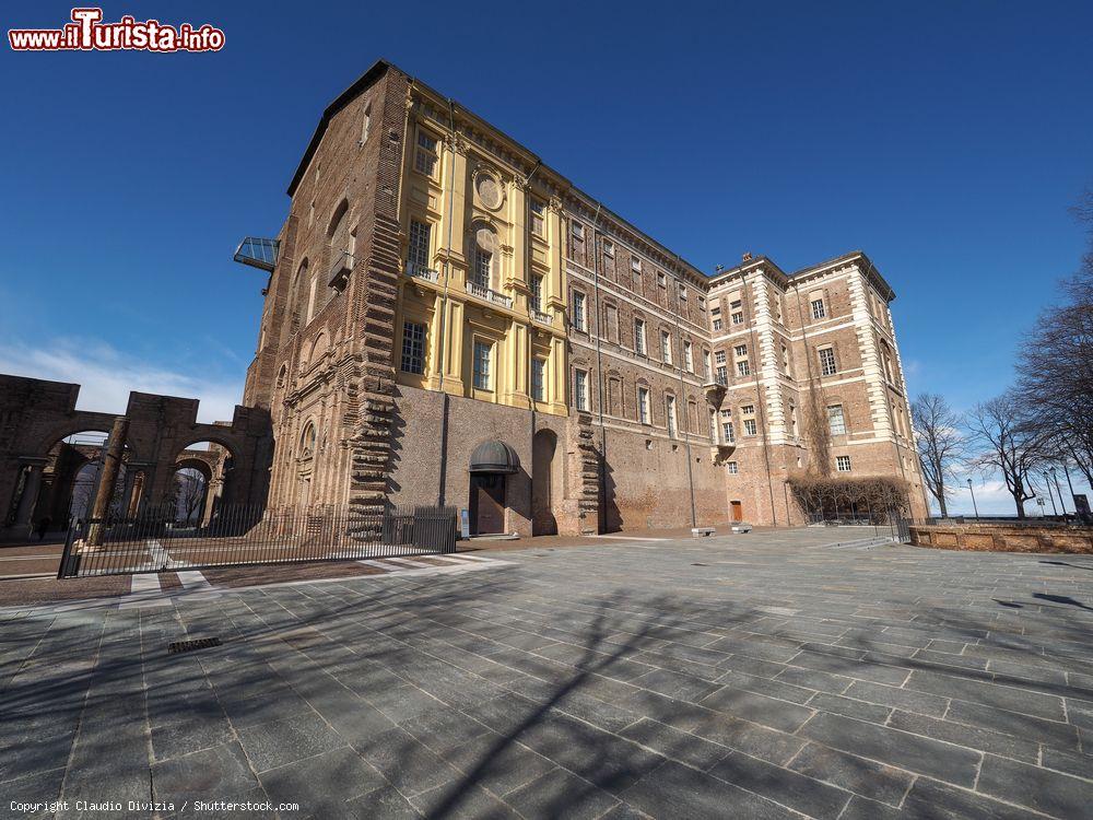 Immagine La mole imponente del Castello di Rivoli, Patrimonio UNESCO vicino a Torino - © Claudio Divizia / Shutterstock.com