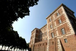 Il Castllo di Rivoli si trova alla periferia di Torino ed ospita un Museo di Arte Contemporanea. - © EnricoAliberti ItalyPhoto / Shutterstock.com