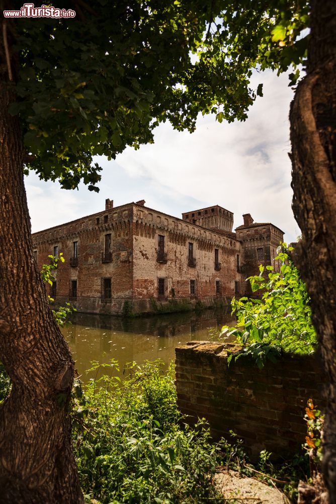 Immagine Il Castello della famiglia Martinengo a Padernello di Borgo San Giacomo, Lombardia