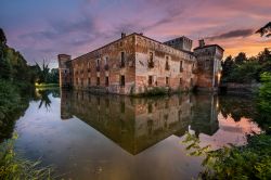 Tramonto sul Castello di Padernello e il suo ampio fossato di difesa. Siamo in Lombardia, provincia di Brescia.