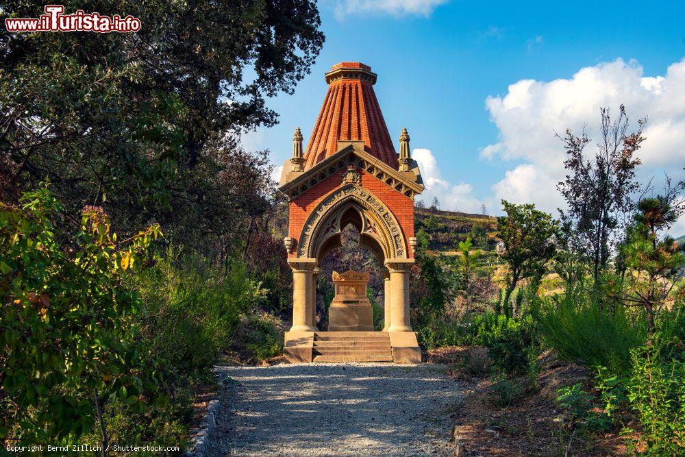 Immagine Il Mauseleo del Capitano si trova dentro al parco di VIlla Durazzo Pallavicini a Genova - © Bernd Zillich / Shutterstock.com