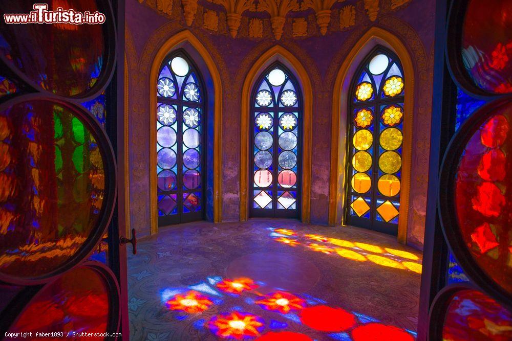 Immagine Interno del Palazzo del Capitano, Villa Durazzo Pallavicini, Genova: i giochi di luce delle finestre colorate - © faber1893 / Shutterstock.com