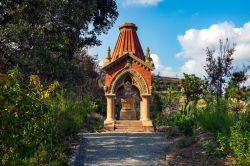 Il Mauseleo del Capitano si trova dentro al parco di VIlla Durazzo Pallavicini a Genova - © Bernd Zillich / Shutterstock.com