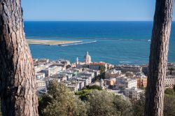 Il panorama dal giardino di Villa Durazzo-Pallavicini: Pegli e l'Aeroporto di Genova