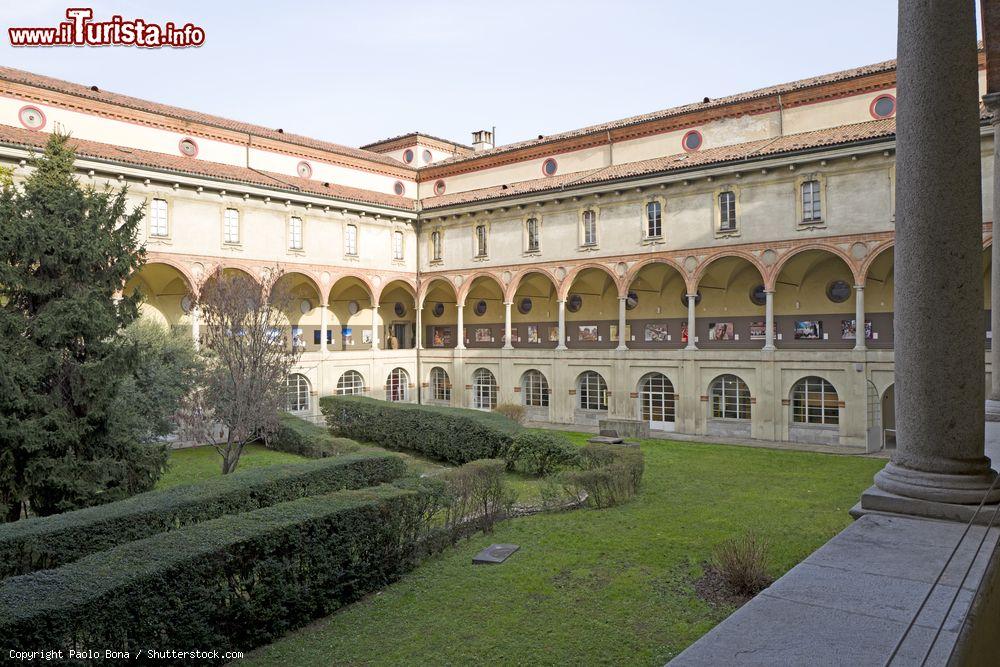 Immagine Il giardino interno del palazzo che ospita il Museo della Scienza e Tecnologia di Milano - © Paolo Bona / Shutterstock.com