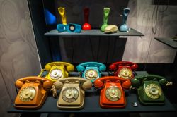 Telefoni vintage esposti al Museo della Scienza e della Tecnica di Milano - © Viktor Gladkov / Shutterstock.com