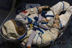 Una tuta da astronauta esposta al museo della Scienza e della Tecnologia di Milano. - © Lestertair / Shutterstock.com