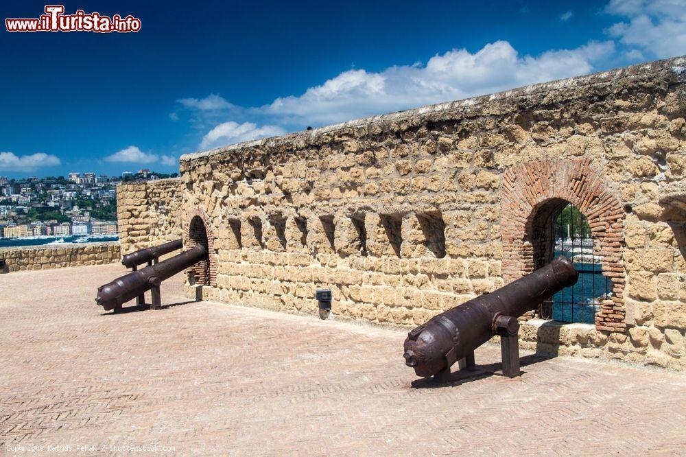 Immagine Cannoni esposti nella fortezza medievale di Castel dell'Ovo a Napoli - © Matyas Rehak / Shutterstock.com