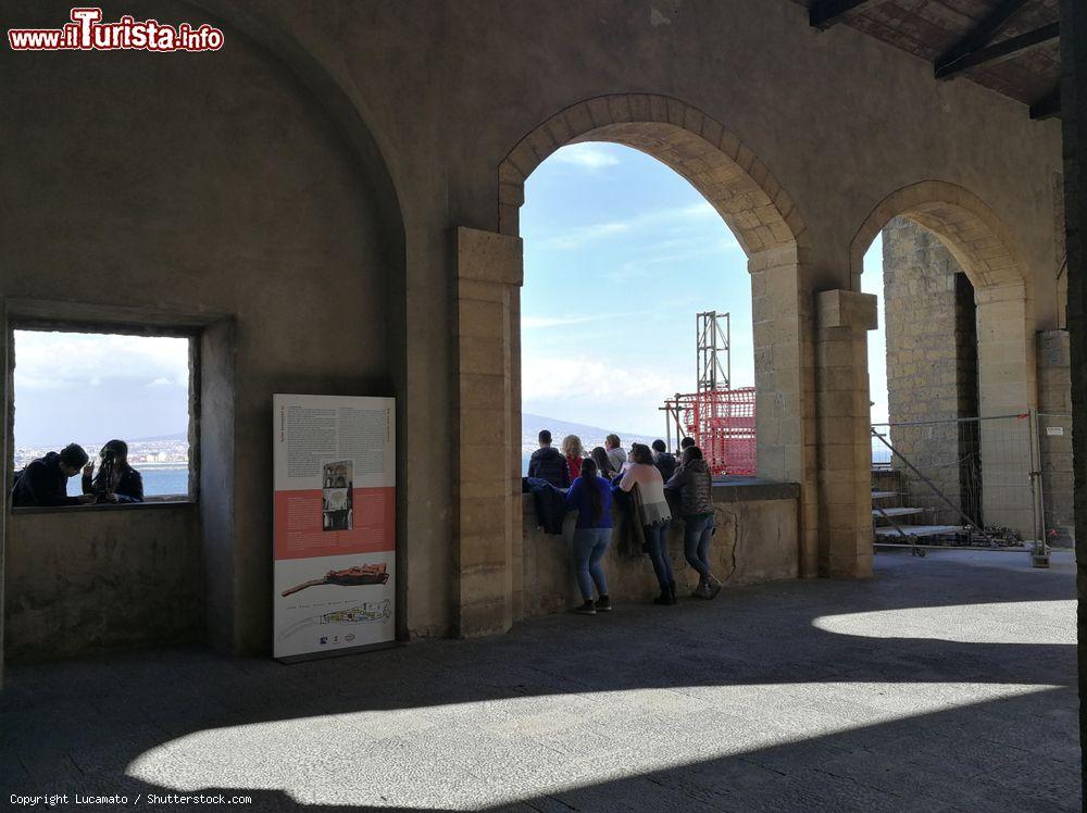 Immagine La loggia panoramica di Castel dell'Ovo a Napoli - © Lucamato / Shutterstock.com