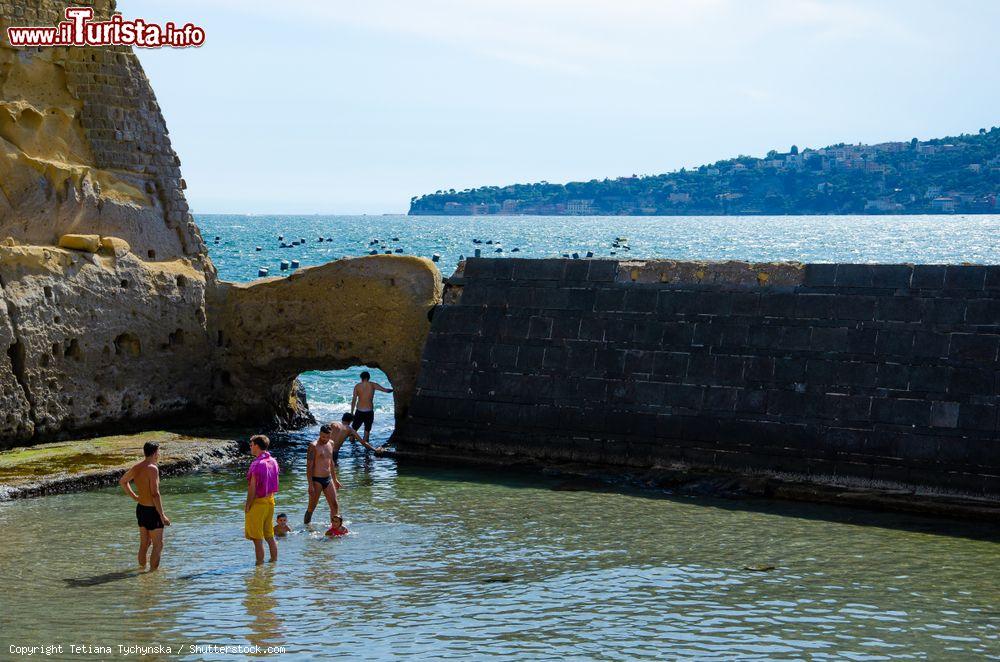 Immagine La piccola spiaggia a fianco di Castel dell'Ovo, centro di Napoli - © Tetiana Tychynska / Shutterstock.com