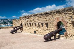 Cannoni esposti nella fortezza medievale di Castel dell'Ovo a Napoli - © Matyas Rehak / Shutterstock.com
