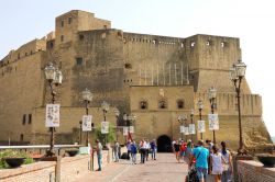 Turisti si dirigono all'ingresso di Castel dell'Ovo a Napoli - © Sergio Monti Photography / Shutterstock.com