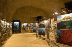 Una mostra temporanea dentro a Castel dell'Ovo a Napoli. - © Alexey Pevnev / Shutterstock.com