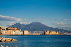 Uno scorcio classico di Napoli: Castel dell'Ovo, il centro storico e il Vesuvio sullo sfondo