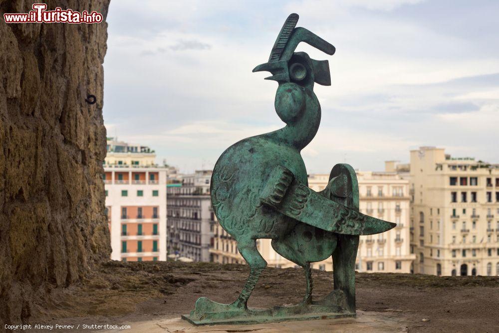 Immagine Una statua in bronzo esposta sulle mura di Castel dell'Ovo a Napoli - © Alexey Pevnev / Shutterstock.com