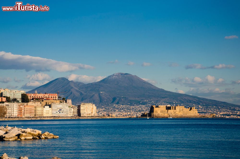 Immagine Uno scorcio classico di Napoli: Castel dell'Ovo, il centro storico e il Vesuvio sullo sfondo