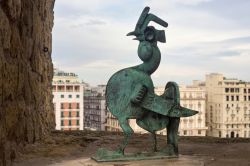 Una statua in bronzo esposta sulle mura di Castel dell'Ovo a Napoli - © Alexey Pevnev / Shutterstock.com