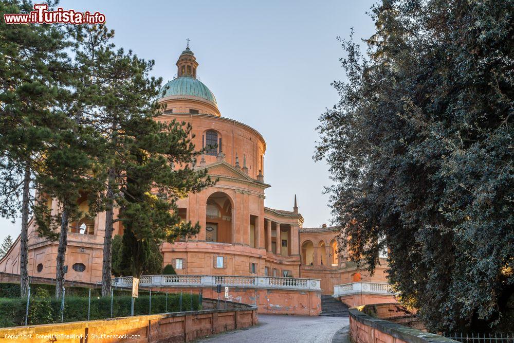 Immagine Arrivo alla Basilica di San Luca dopo una salita di 489 scalini dal centro di Bologna - © GoneWithTheWind / Shutterstock.com