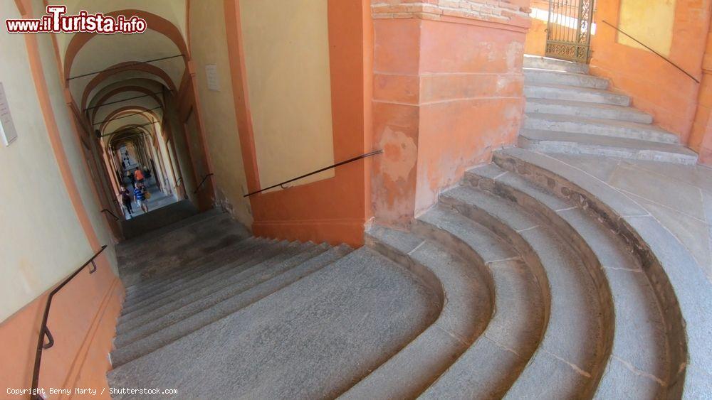 Immagine Gli scalini della salita del portico di 666 arcate che conduce a San Luca dal centro di Bologna - © Benny Marty / Shutterstock.com