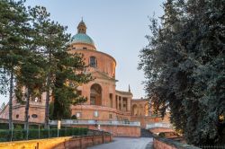 Arrivo alla Basilica di San Luca dopo una salita di 489 scalini dal centro di Bologna - © GoneWithTheWind / Shutterstock.com