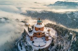 San Luca a Bologna in inverno, fotografata con il drone