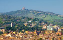San Luca a guardia di Bologna fotografata dalla Torre degli Asinelli