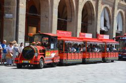 Il trenino su gomma San Luca Express collega il centro cittadino con il Santuario della Madonna di San Luca. - © meunierd / Shutterstock.com