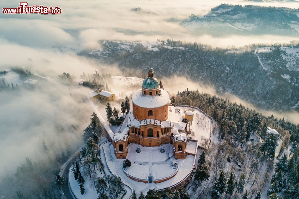 Immagine San Luca a Bologna in inverno, fotografata con il drone