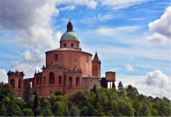 Il Santuario della Madonna di San Luca sul Monte della Guardia a Bologna - © meunierd / Shutterstock.com