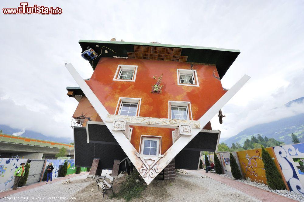 Immagine La Casa Capovolta di Terfens: grandi e piccini impazziscono per la casa costruita al contrario in Tirolo (Austria) - © Yuri Turkov / Shutterstock.com