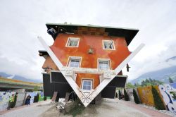 La Casa Capovolta di Terfens: grandi e piccini impazziscono per la casa costruita al contrario in Tirolo (Austria) - © Yuri Turkov / Shutterstock.com