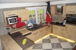 Una cucina a testa in giù; siamo nella Casa Capovolta di Terfens in Tirolo (Austria) - ©  sito ufficiale