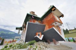 Una delle attrazioni di Terfens: la casa capovolta del Tirolo in Austria - © Yuri Turkov / Shutterstock.com