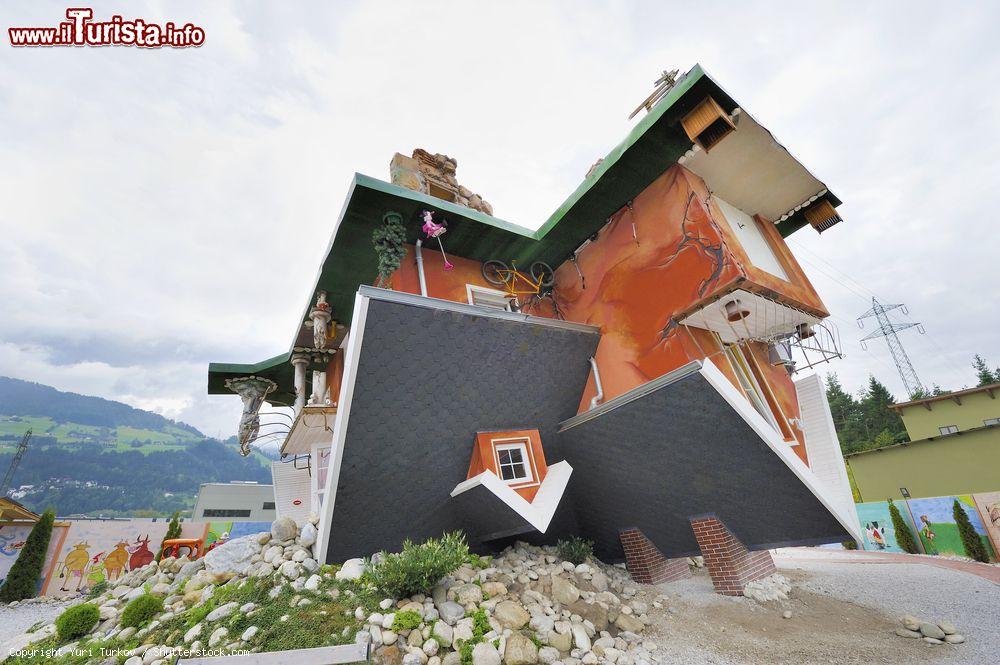 Immagine Una delle attrazioni di Terfens: la casa capovolta del Tirolo in Austria - © Yuri Turkov / Shutterstock.com