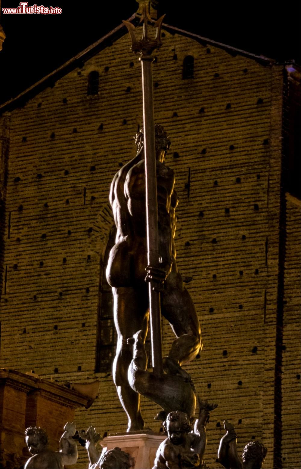 Immagine La prospettiva piccante del Nettuno di Bologna fotografata di sera dalla pietra della Vergogna, nel margine occidentale della piazza