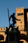 Il Nettuno di Bologna in contro luce si staglia sulle merlature di Palazzo Re Enzo in centro città - © D-VISIONS / Shutterstock.com