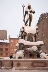 La Fontana del Nettuno di Bologna durante il gelido inverno 2012 in Emilia-Romagna