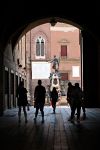 La galleria del Palazzo Re Enzo offre una prospettiva insolita della Fontana del Nettuno a Bologna - © Paolo Certo / Shutterstock.com