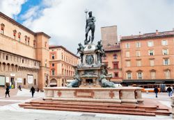 La Piazza del Nettuno con la fontana del Gianbologna e il palazzo di Sala Borsa a Bologna