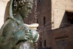 Una nereide fa sgorgare l'acqua dai suoi ...