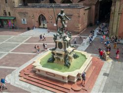 VIsta dall'alto della Fontana con la statua del Nettuno in centro a Bologna - © Giorgio Morara / Shutterstock.com