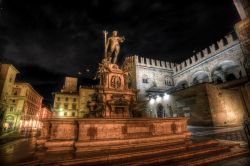 Vista notturna di Piazza del Nettuno in centro a Bologna