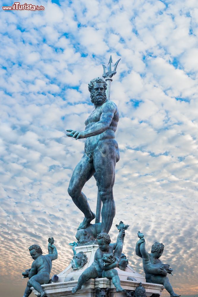 Immagine Un cielo a pecorelle incornicia la Statua del Nettuno in centro a Bologna