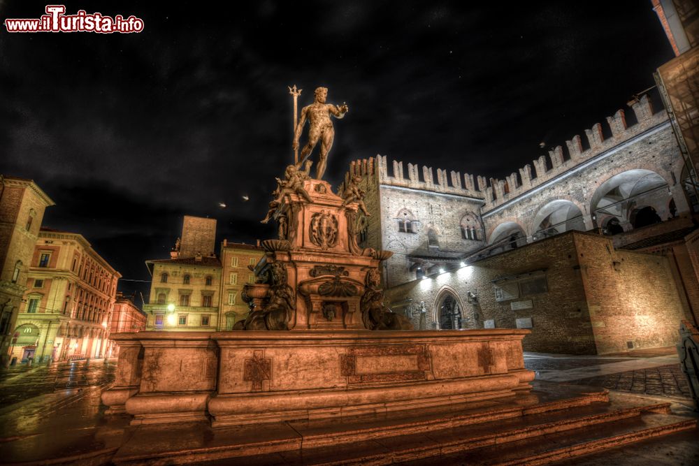 Immagine Vista notturna di Piazza del Nettuno in centro a Bologna