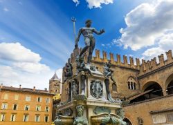 La monumentale Fontana del Nettuno uno dei simboli di Bologna si trova nei pressi di Piazza Maggiore, mel cuore del centro storico.