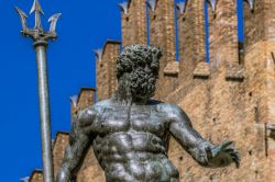 Particolare del Nettuno di Bologna. La statua si trova a fianco di Palazzo Re Enzo, il tridente è diventato il simbolo della Maserati.