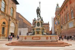 Piazza del Nettuno, il "salotto di Bologna" che anticipa l'ingresso in Piazza Maggiore per chi arriva da via dell'Indipendenza. - © Sergio Monti Photography / Shutterstock.com ...